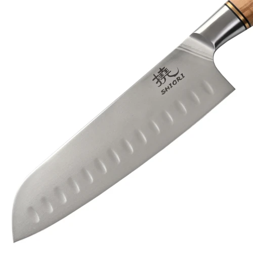 Duży, idealnie wywarzony nóż Shiori 撓 Shibuki Santoku ze stali sandvik 14C28N, rękojeść drewno premium oliwne